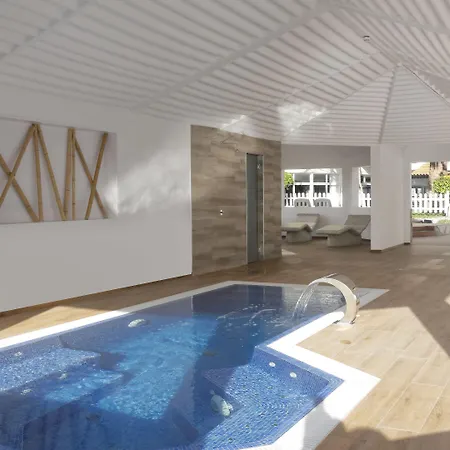 Servatur Waikiki Hotel 4*